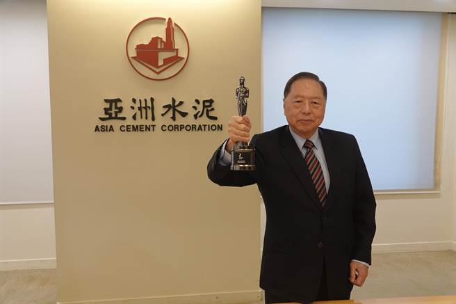 亚泥获颁亚洲最佳企业雇主奖，总经理李坤炎开心高举奖座。（亚泥提供）