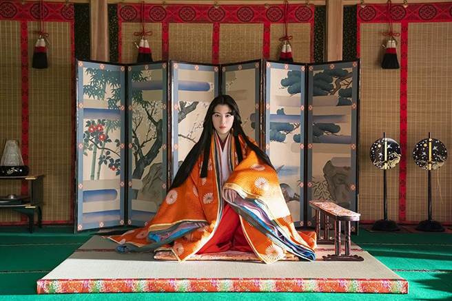 黑木瞳耗資近2.6億台幣執導《穿著12單衣的惡魔》，打造華麗美學。（高雄電影節提供）