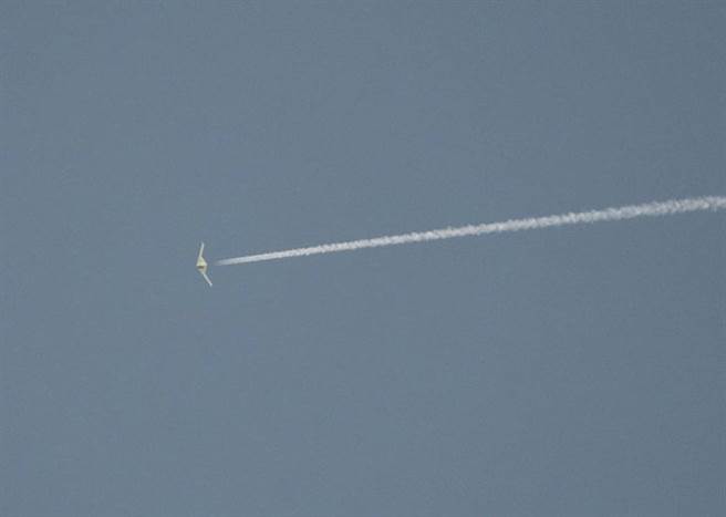 从外形判断该神秘飞机与图中RQ-180非常类似，但也有可能是其他外形相似的无人机，例如美军RQ-170哨兵隐形无人机。图为RQ-180飞行照。（图／推特@TheDEWLine）
