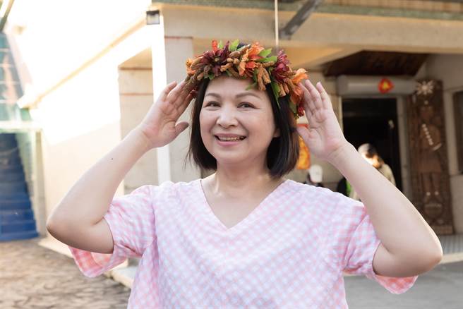 杨贵媚戴上的花冠是由三种植物编成。（桂田文化艺术基金会提供）
