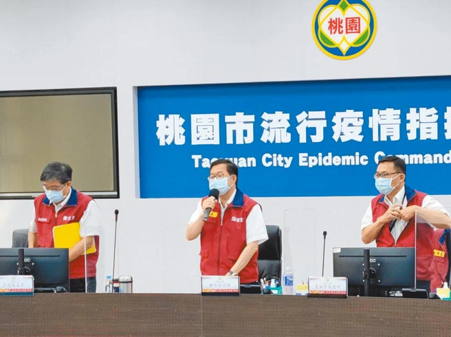 3名長榮機師發生突破性感染，指揮中心大規模回溯隔離機組人員。圖為桃園市長鄭文燦（中）5日說明疫情，指目前位於集中檢疫所的北科附工學生、家人、機師接觸者等374人採檢全是陰性。（賴佑維攝）