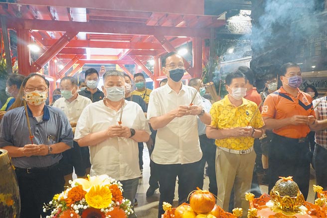 國民黨主席候選人朱立倫（中）參拜大甲媽，鎮瀾宮董事長顏清標（左二）、副董鄭銘坤（右二）、台中市民政局長吳世瑋（左一）陪同。（王文吉攝）