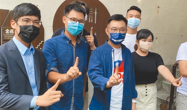 尋求連任國民黨主席的江啟臣（左三）昨日到台中市參加青年黨員對談。（陳淑芬攝）