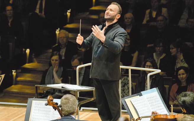 柏林爱乐乐团结合实体唱片和数位檔案，打造全新精装录音，除了实体唱片，另附一组下载码，高品质录音可直接在云端下载，方便在不同介面聆听。图为指挥家佩特连科与柏林爱乐。（牛耳艺术提供）