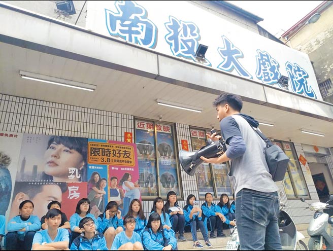 蔡杰峰（右）帶領高中生，了解南投戲院與在地風土民情。	（蔡杰峰提供／廖志晃南投傳真）