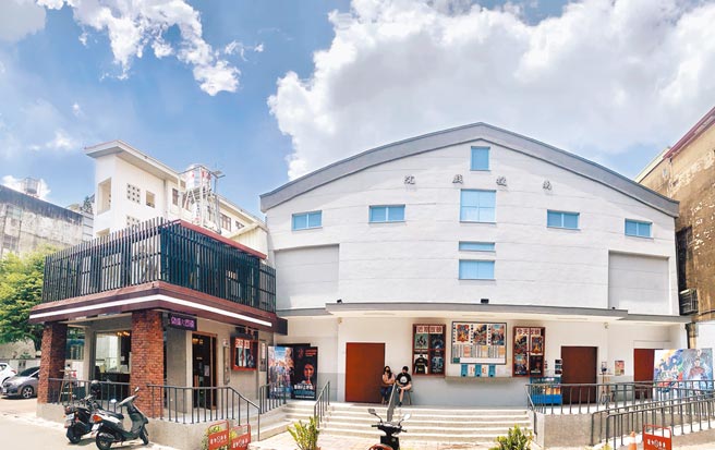 南投戲院創立100年，仍然正常營運。（廖志晃攝）