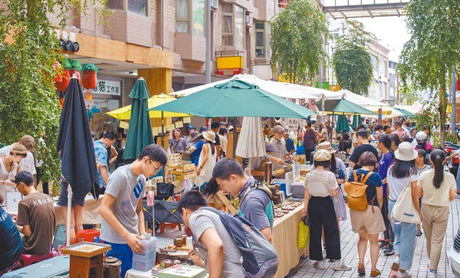 南投戲院舉辦「好戲野市舊物盛典」市集，吸引年輕人，造成轟動。（蔡杰峰提供／廖志晃南投傳真）