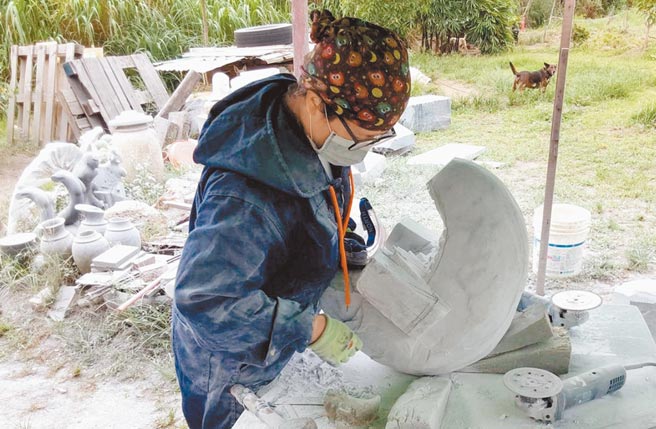 花莲县文化局举办「花莲石雕艺术营人才培训」，今年6位参训新锐艺术家的作品既细腻又奔放。（花莲县文化局提供／罗亦晽花莲传真）