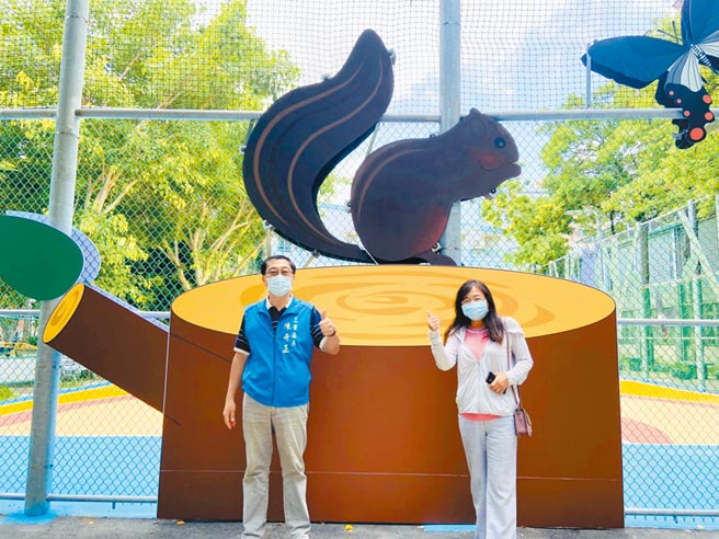 永福公园篮球场全面性改善地坪铺面，并增设围网及照明等设备，球场巧妙结合瓢虫，及熊蝉图腾做为球场跳球区、罚球区，围网上还增设独角仙、凤蝶、松鼠等图腾的背板增添昆虫系列风格，提升篮球场安全性及美观性。（戴上容摄）