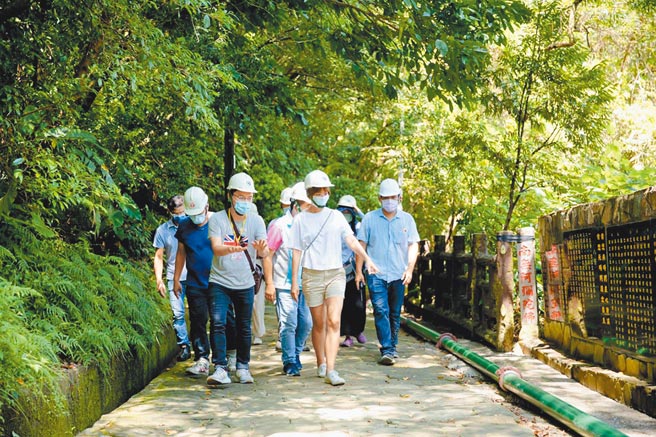 土城朝山步道因长年磨损，逐渐尚失止滑效果，常有登山客反应在此滑跤，公所着手改善步道铺面、环境，预计12月中旬可完工。（江怡臻提供／蔡雯如新北传真）