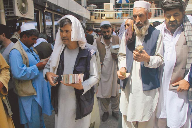 美参谋首长联席会议主席米利4日接受福斯新闻网访问时坦承，美军撤出后，阿富汗很可能出现内战，伊斯兰极端组织恐趁乱崛起，美国会严密关注事态发展。图为阿富汗喀布尔的主要货币交易市场。 （新华社）