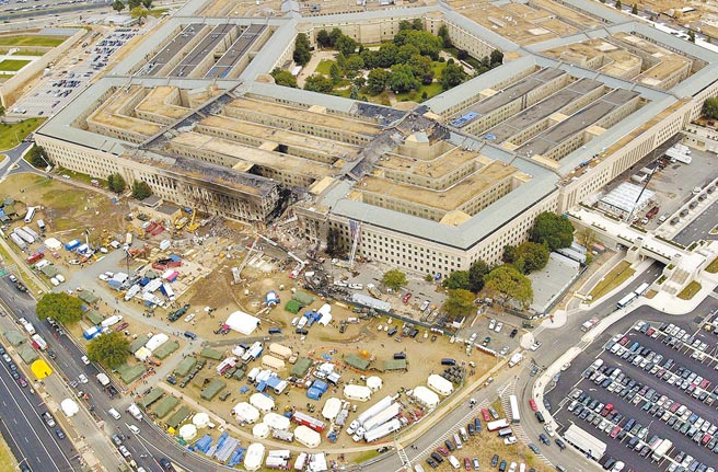 911周年將至，美國安全當局最近曾發出警告，極端分子可能策畫911恐怖攻擊，來慶祝911。圖為美國華盛頓附近的五角大樓遭恐怖襲擊後，消防人員、救援人員和調查人員在現場忙碌。（新華社）