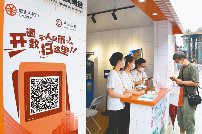 大陆海关总署研究中心主任万中心表示，今年大陆货物贸易有望实现两位数成长、达到5.1兆美元规模。意味有机会在「十四五」开局第一年，就提前完成2025年货贸目标。图为2021年中国国际服务贸易交易会位于首钢园内的金融服务展馆吸引大量观眾参观。（新华社）