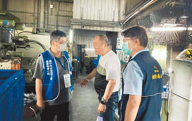 經發局提醒，業者可透過「確認訪視通知公文」、「確認識別證」、「確認訪視背心」等3步驟，辨識委託的專案輔導小組人員。（台中市政府提供／陳世宗台中傳真）