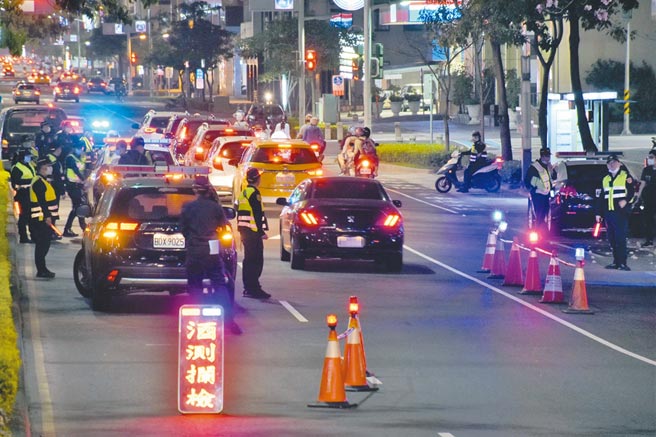 高雄市110上半年治安民调结果出炉，满意度创新高；图为警方设置拦检点防制酒驾勤务的情形。（喝酒不开车）（高雄市警局提供／石秀华高雄传真）