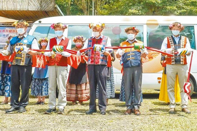 来义乡「幸福巴士」再进击，近日新增1辆无障碍中巴促东港线通车，且单次只要10元铜板价，再次提升族人就医便利性。（谢佳潾摄）