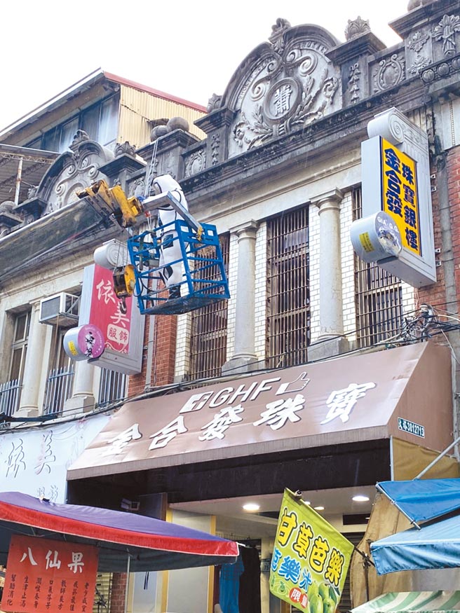高雄市農業局捕蜂隊搭乘登高車，在旗山老街摘除虎頭蜂窩。（民眾提供／林瑞益高雄傳真）