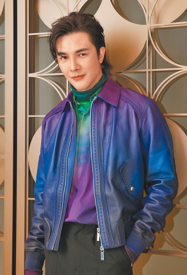 谢佳见日前为宣传写真书受访，坦言自己演艺之路「走偏了」。（王英豪摄；服装提供／Berluti）