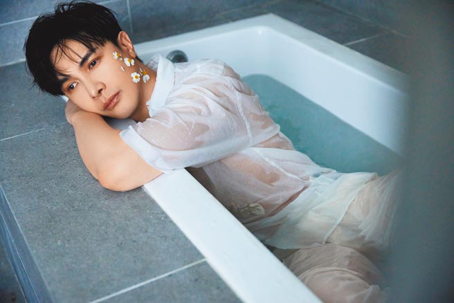 谢佳见在《临界之地》写真书呈现不同人生时期的自己。（艺和创艺提供）