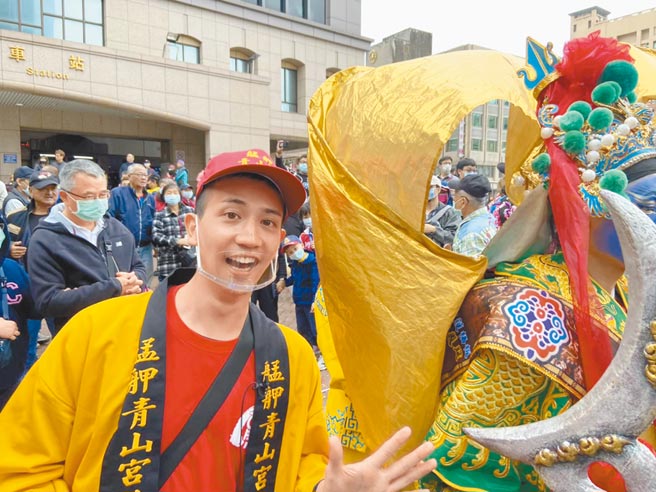 高志在《台湾好吃惊》中全台走透透。（国兴卫视提供）