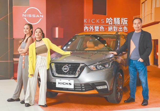 NISSAN KICKS哈騷版內外雙色設計，引領時尚都會潮流，裕隆日產汽車總經理蔡文榮（右）親自宣布舊換新74.9萬元起，月底前入主可享「5千振興8倍送」等多項優惠。（裕隆日產提供）