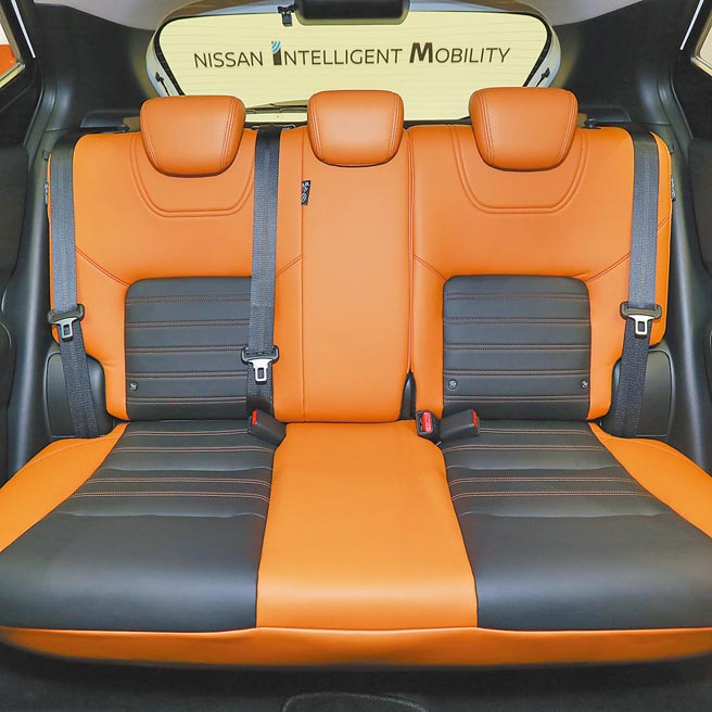 日產為台灣設計的2-Tone橘黑座椅。（裕隆日產提供）
