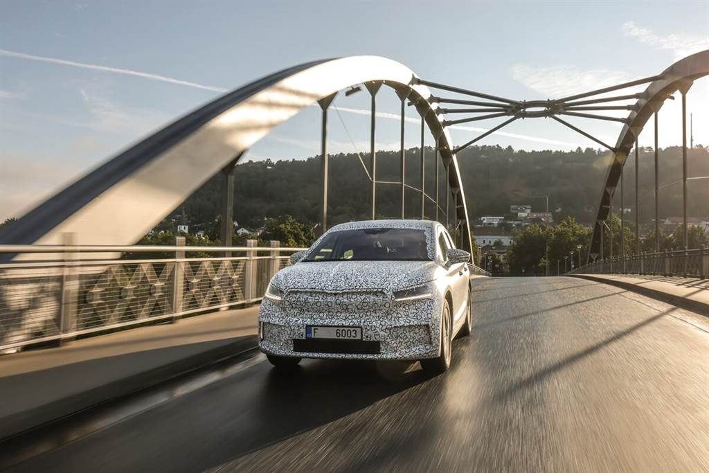 Skoda Enyaq Coupe iV官方偽裝照露出 預計2022年初推出（圖／CarStuff）