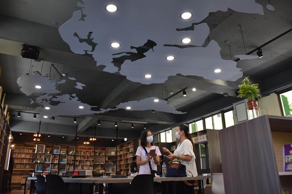 竹南國中「閱世界」社區共讀站把世界地圖變成裝置藝術之一。（謝明俊攝）