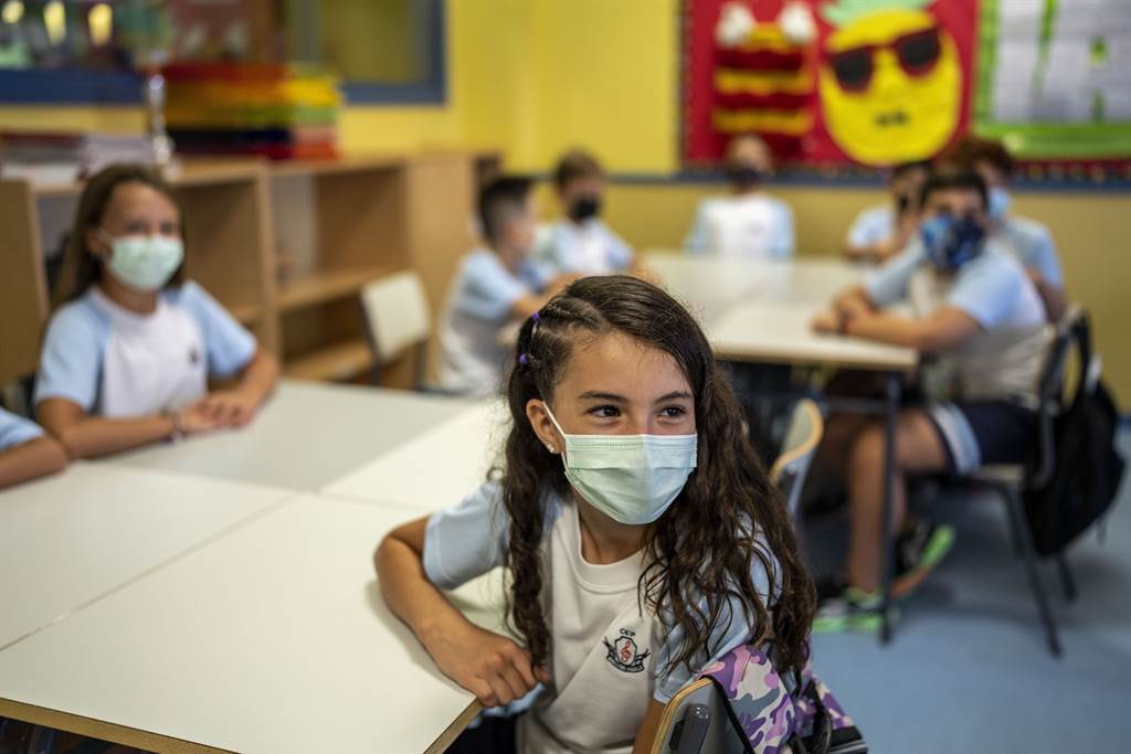 新学年开学，学生佩戴着口罩上课。（图／美联社）(photo:ChinaTimes)