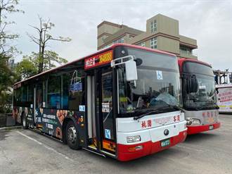 恐怖 學生專車門沒鎖緊 女高生摔出車外險喪命