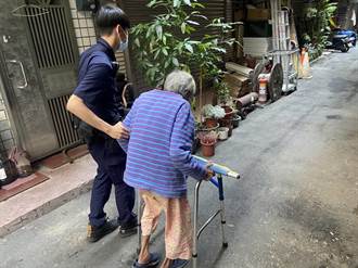 95歲婦烈陽下迷途 永和警暖援助返家 兒自責不已