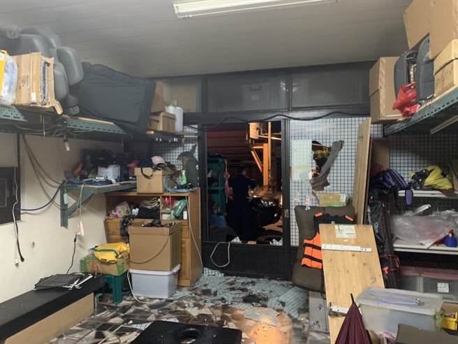 新北市三峽區54歲郭姓按摩師，涉嫌騷擾多位女性顧客，6日凌晨遭周姓男子等6人持棍棒闖入住處砸店、痛毆。（警方提供）