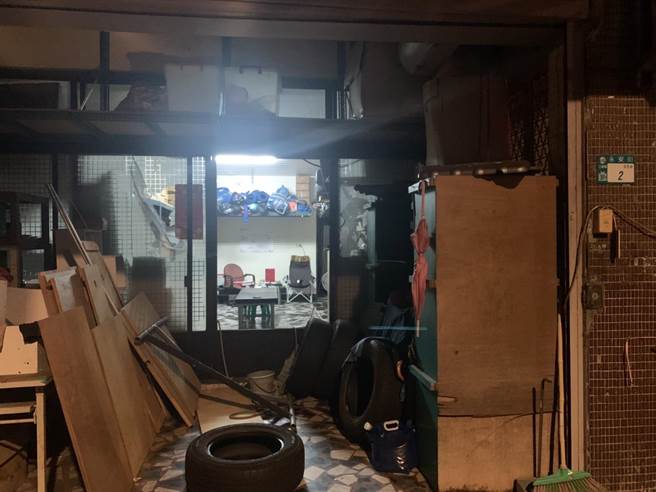 新北市三峽區54歲郭姓按摩師，涉嫌騷擾多位女性顧客，6日凌晨遭周姓男子等6人持棍棒闖入住處砸店、痛毆。（警方提供）