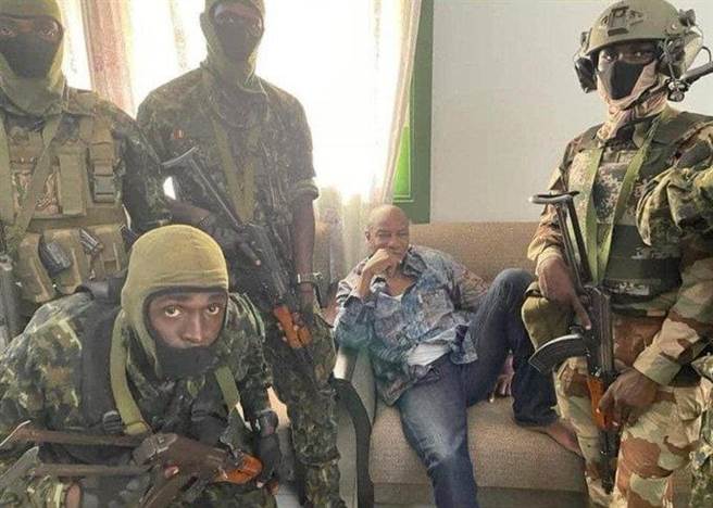 83岁的几内亚总统孔戴遭叛军挟持，其照片与影片已被发布到网路上。（图／推特@AmistyTv)
