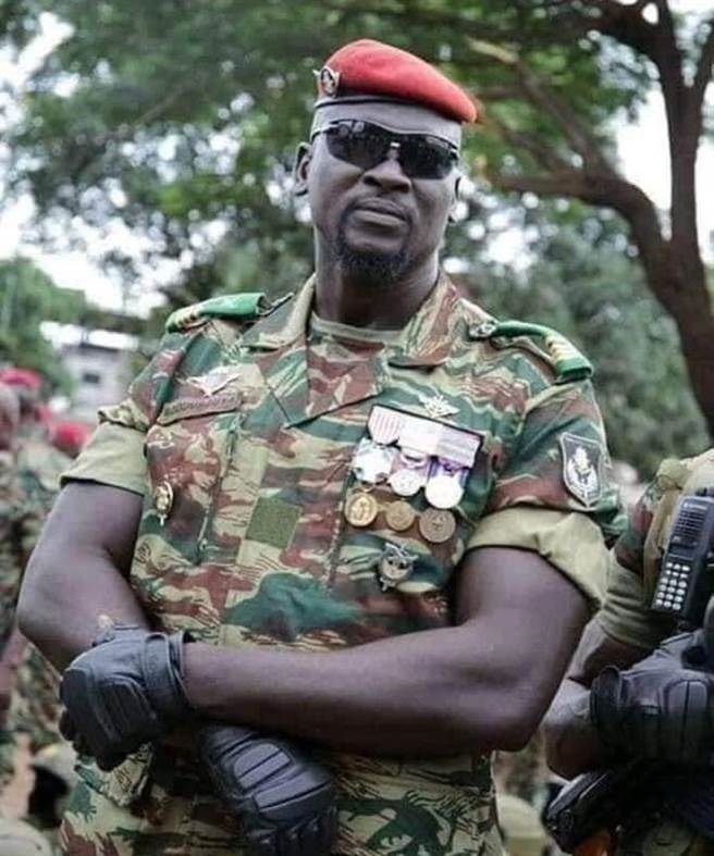 发动这次几内亚政变的叛军领袖邓波亚中校，据说只带了25名种部队队员衝进总统府就完成了政变。（图／推特@Sir_Benjaminn)
