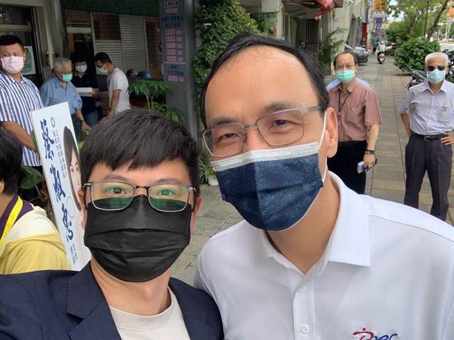 凌涛在脸书分享和朱立伦的合照。（中时资料照）