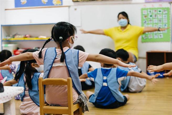 板橋某幼兒園8名學生染疫，醫師警告Delta有幼童化的趨勢，提醒民眾若出現3症狀要特別注意。示意圖非當事人。（郭吉銓攝）