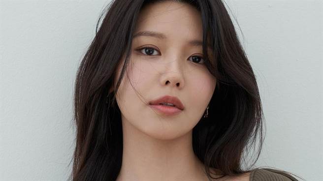 少女时代出身的秀英，近日在IG上晒出侧拍造型大显身材，吸引目光。（图／IG@sooyoungchoi）