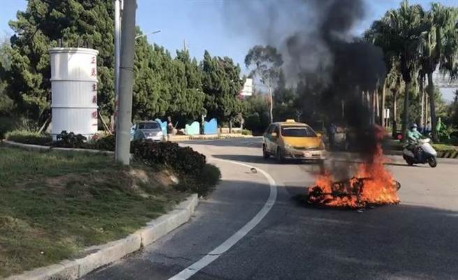 金门发生计程车与机车擦撞事故，机车起火场面怵目惊心。（民眾提供）