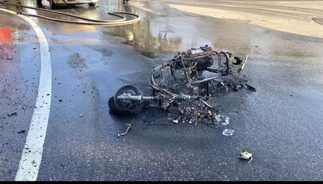 翻倒起火的机车，烧成一堆废铁，只剩下焦黑骨架　（民眾提供）