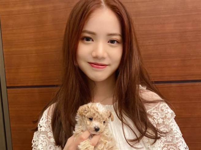 王彩桦18岁大女儿庭庭长相甜美。(图/翻摄自王彩桦脸书)