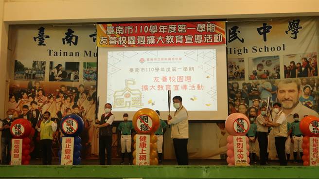 黄伟哲今天一早到崇明国中宣导友善校园周活动。（曹婷婷摄）