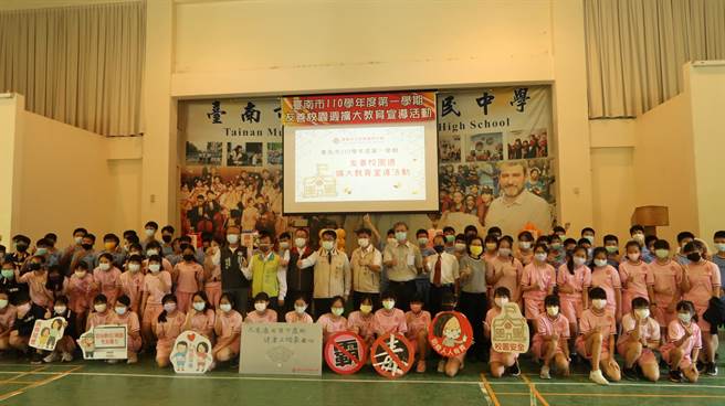 崇明国中今早有一场友善校园活动宣导，教育局强调今天将发下疫苗接种意愿书给国高中生，全市约8、9万人。（曹婷婷摄）