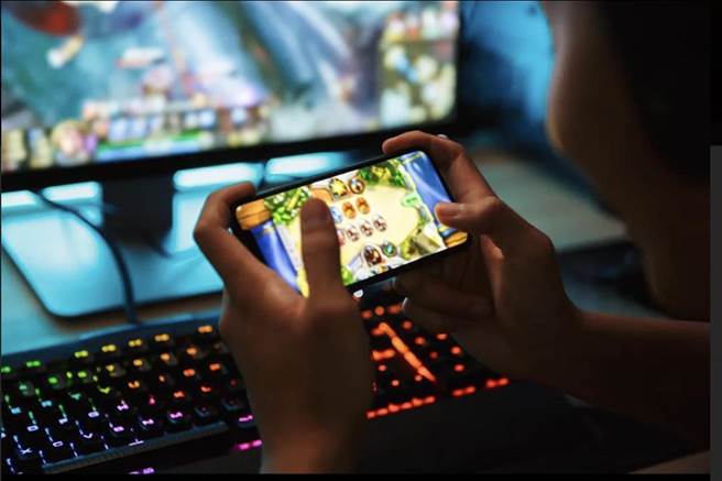 大陆租帐号给未成年人玩手游的灰色产业链兴起。(示意图／shutterstock)