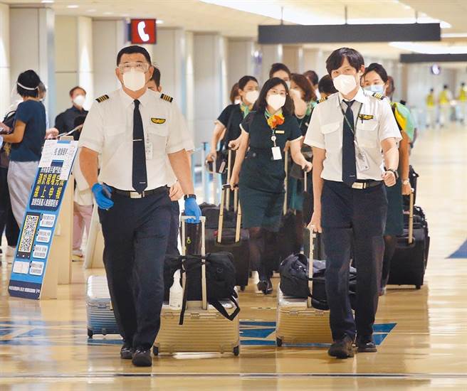 長榮航空爆出3名機師確診，一名機師已確定感染Delta，另2名長榮機師及機師兒子基因定序6日出爐，均為Delta變異株。圖為一群剛結束飛行任務的機組員，正準備通關入境，僅為示意圖。（中時資料照，范揚光攝）