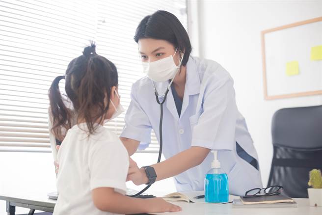 幼兒園爆群聚感染 醫：孩童染疫有3大症狀 特別注意腳趾頭。(示意圖/Shutterstock 非新聞當事人)