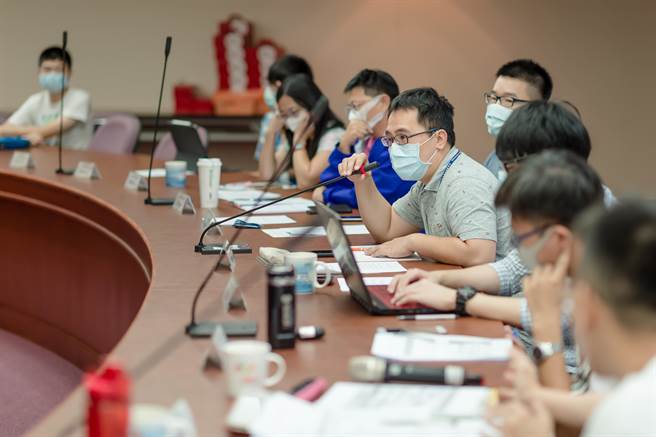 研考会29日将公布100名第二届青年谘询委员名单，遴选录取率约29.85％，参与遴选335名青年，年龄在15至35岁之间，台中市年轻化，年轻人勇于为城市发声。（台中市府提供／卢金足台中传真）