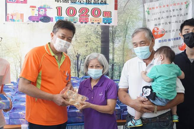 國際青商會全國特友會中區會區主席廖坤興（左一）代表捐贈蛋黃酥給扶助家庭。（王文吉攝）