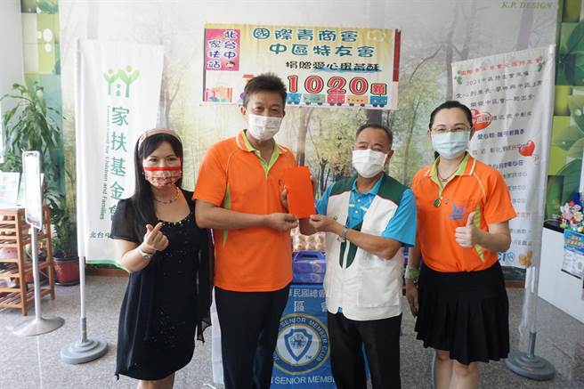 國際青商會全國特友會中區會區主席廖坤興（左二）個人加碼捐贈1萬元現金。（王文吉攝）