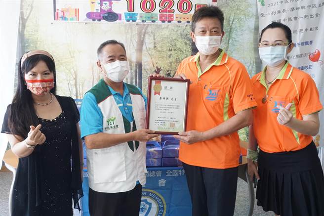 北台中家扶中心主任劉正文（左二）回感謝狀。（王文吉攝）